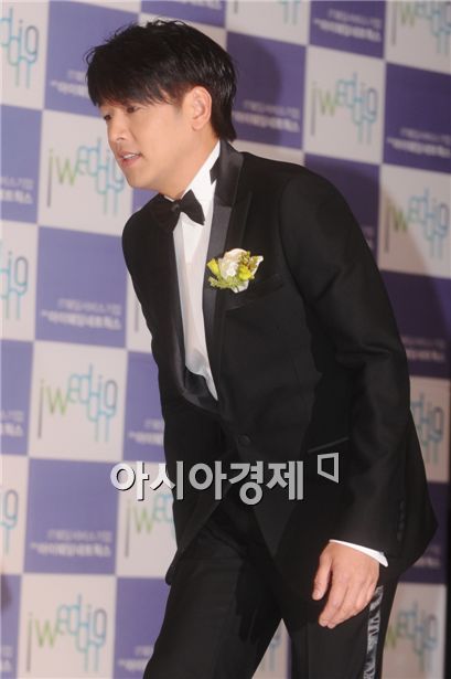 [PHOTO] Ryu Si-won arrives at presser before wedding