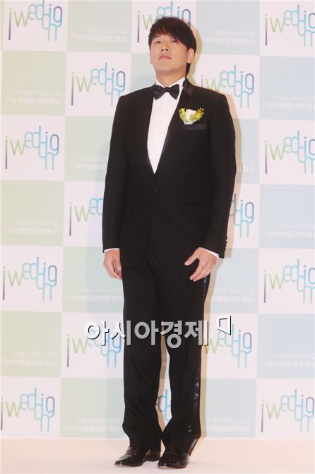 [PHOTO] Ryu Si-won beams as husband-to-be