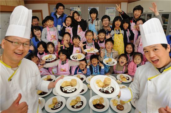 경기도 여주군 북내초등학교 운암분교학생들과 삼성에버랜드 직원들이 준비한 햄버그스테이크와 볶음밥을 앞에 두고 즐거워 하고 있다.