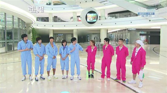 런닝맨 출연진들이 타임스퀘어 아트리움에서 방송을 촬영하고 있다.