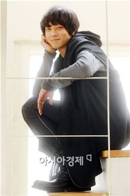 강동원 "영화 현장? 안정된 직장에 다니는 기분"