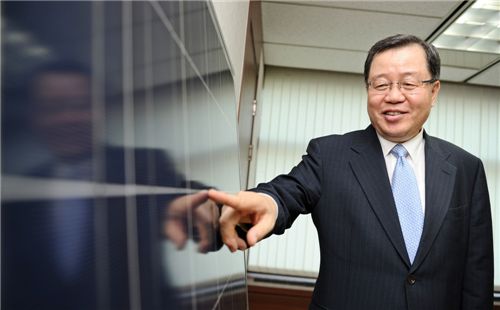 홍기준 한화케미칼 사장이 태양광패널을 소개하고 있다.
