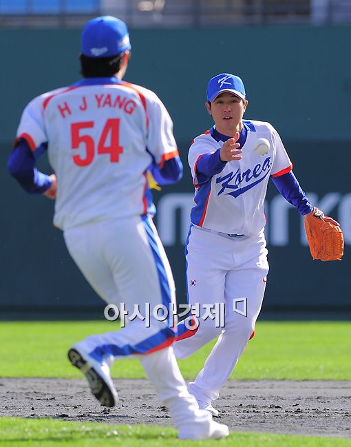 [포토]최정 '(양)현종아 수비 어때?'