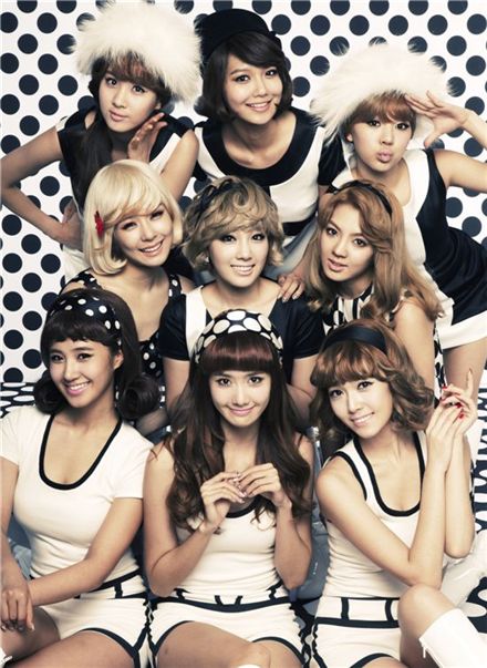 Album jacket of Girls' Generation's mini album "Hoot" [SM Entertainment]