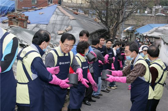 효성 중공업 임직원들의 지난해 연탄 릴레이 봉사 모습.