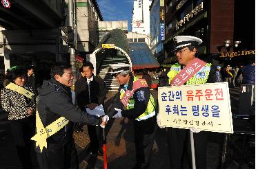 김기동 광진구청장 등이 교통캠페인을 전개하고 있다.