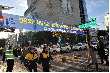 건대앞 스타시티 롯데백화점 앞 프래카드