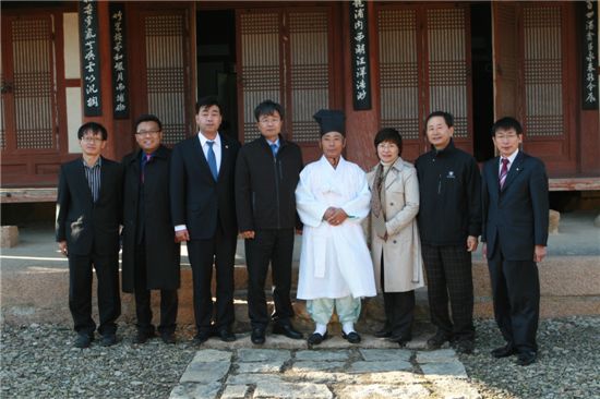 김우영 은평구청장 등이 한옥건축박람회에 참석했다.