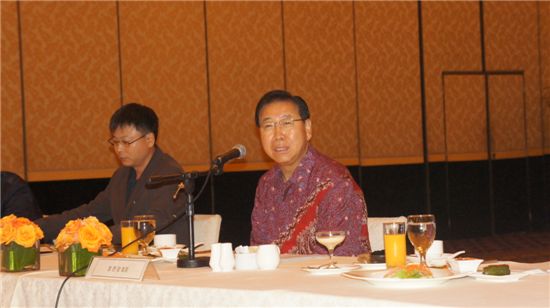 정준양 포스코 회장(오른쪽)이 28일 오전 인도네시아 자카르타시 율리아 호텔에서 열린 기자간담회에서 기자들의 질문에 답하고 있다.