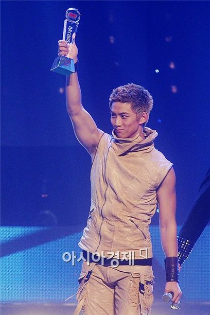 [PHOTO] 2PM wins top prize on Mnet "M! CountDown"