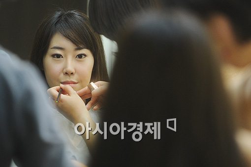 [포토]숙희, 기초화장부터 꼼꼼하게