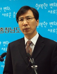 4대강 사업에 대해 입장을 밝히고 있는 안희정 충청남도지사.