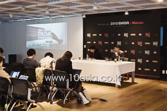 From left, Mnet's director Kim Ki-woong and Mnet Media's head Park Gwang-won speak at a press conference for this year's Mnet Asian Music Awards (MAMA) held at the CJ E&M Center in Seoul, South Korea on October 28, 2010. 