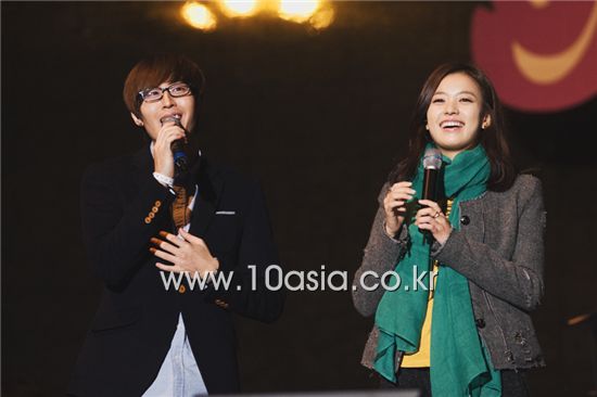 From left, No Reply vocalist Kwon Soon-kwan and actress Han Hyo-joo at this year's Grand Mint Festival held at the Olympic Park in Seoul, South Korea on October 23, 2010. [Chae Ki-won/10Asia]