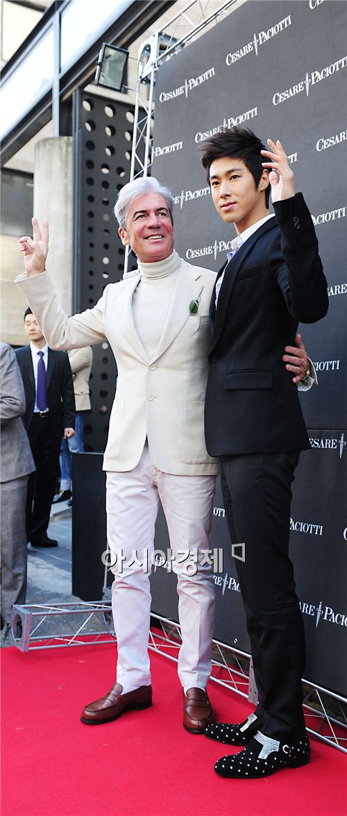Designer Cesare Paciotti and U-Know Yunho [Park Sung-ki/Asia Economic Daily]
