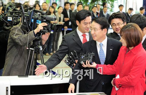 [포토] 이사회 참석하는 이백순 신한은행장