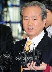 신한금융 '운명의 날'…라응찬-신상훈 상반된 모습