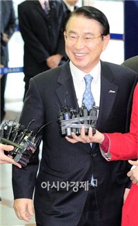 신한금융 '운명의 날'…라응찬-신상훈 상반된 모습