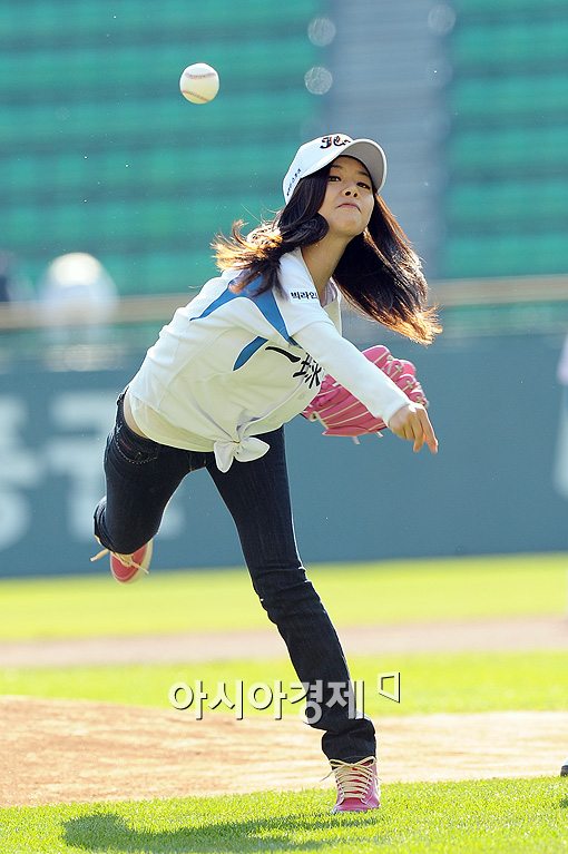 [포토]'원조 개념시구' 홍수아 '시구는 이렇게'