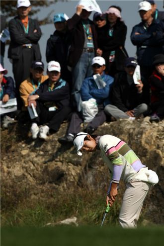  김송희가 LPGA하나은행챔피언십 둘째날 8번홀에서 퍼팅을 하고 있다. 사진=하나은행챔피언십 제공