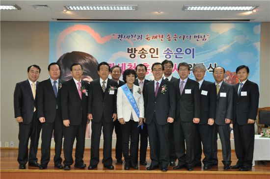 윤영선 관세청장(가운데 오른쪽), 송은이씨 등이 기념사진을 찍고 있다. 