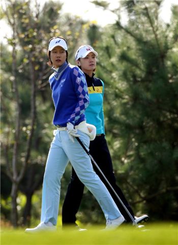  '승자와 패자' 최나연(오른쪽)과 김송희가 LPGA하나은행챔피언십 최종일 티 샷후 볼을 바라보고 있다. 사진=하나은행챔피언십