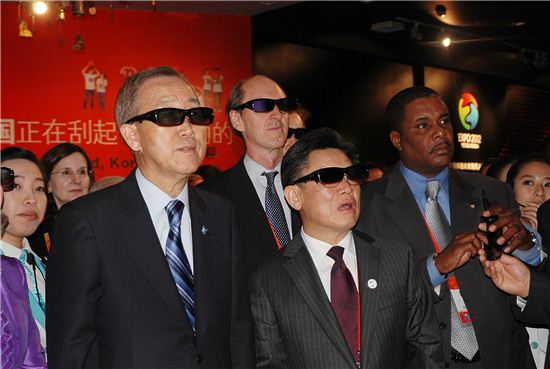 반기문 UN 사우총장이 30일 중국 상하이 엑스포 한국관을 방문해 3D TV를 체험했다.