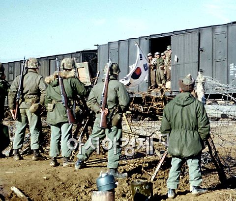 한국전쟁 당시 북한에 전쟁포로로 억류돼 있다가 중공군과 교환돼 열차를 타고 한국으로 송환된 국군 포로들을 미군이 맞이하고 있다. 사진은 한국전에 유엔군으로 참전했던 미국인 제임스 엥퍼(72)씨가 지난 2004년 6월 서울 동방사회복지회에 기증한 100장의 컬러사진 중 1장이다.