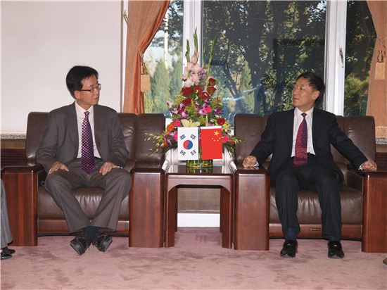 김준호 중앙전파관리소장(왼쪽)과 중국측 류안 국가전파감시소 소장