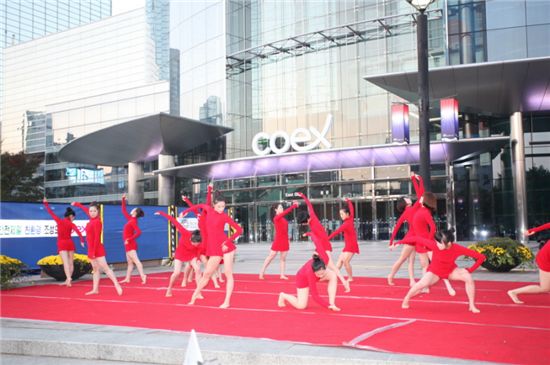 서울종합예술학교 무용예술학부 학생들의 현대무용 퍼포먼스 