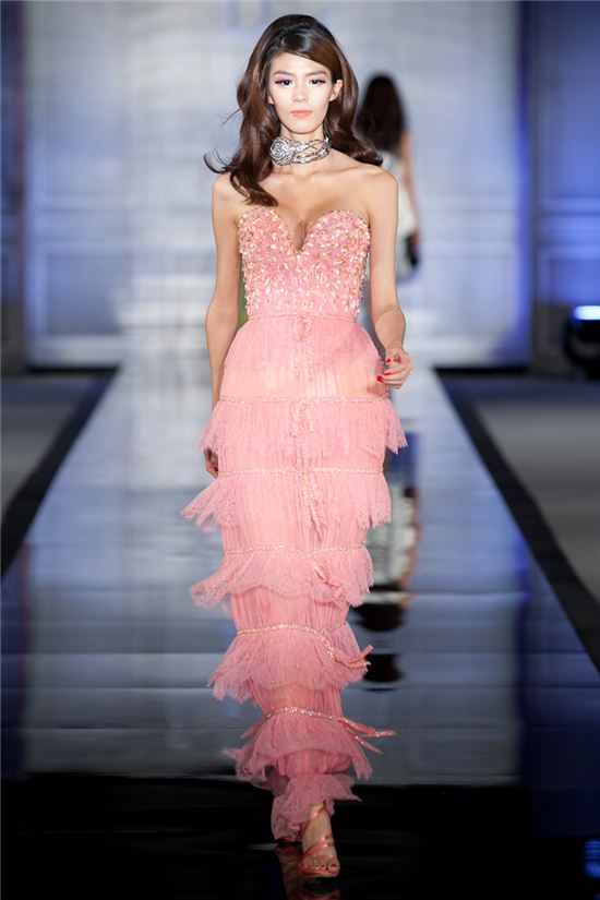 디올의 역사와 모던아트를 한자리에