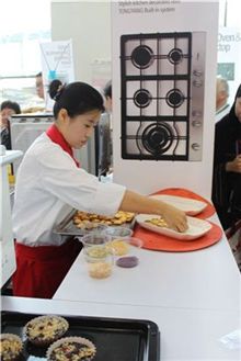 동양매직 요리실험실 소속 조리사가 중국에서 열린 전시회에 참가, 자사 브랜드 제품을 이용한 요리를 선보이고 있다.