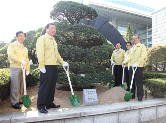[포토]정책금융공사, 창립 1주년 기념식수 