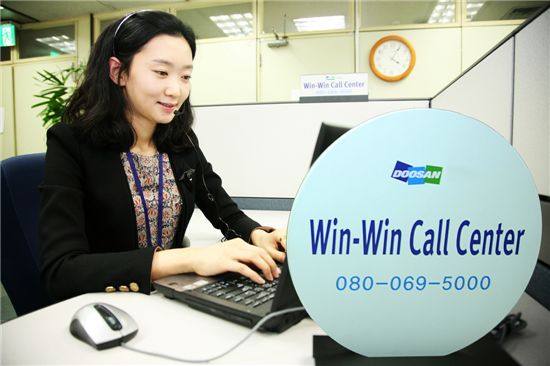 두산 ‘윈-윈(Win-Win) 콜센터 직원이 협력회사로부터 걸려온 전화를 받고 애로사항을 청취하고 있다.