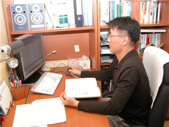 특허넷 개통으로 재택근무를 하고 있는 심사관.