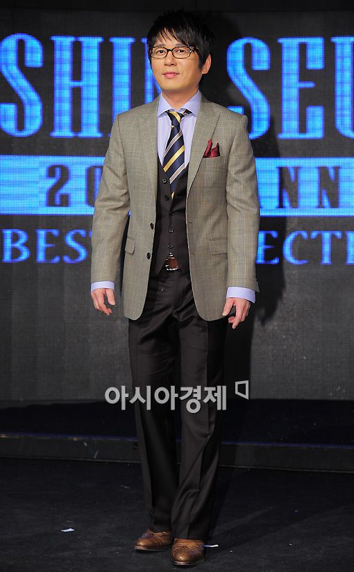 [포토]'데뷔 20주년' 신승훈, 한결 같은 포즈로~