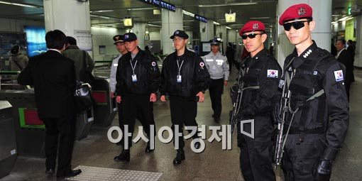 [포토] 빈틈없이 경찰특공대의 매서운 눈매