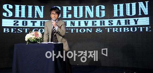 [포토]신승훈 "20주년 앨범 감회가 새로워요"