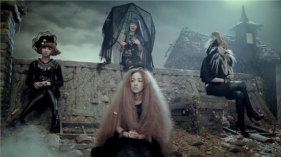Clip from 2NE1's music video "I'm Hurt" [YG Entertainment]