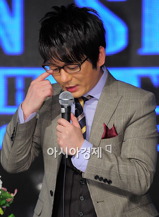 [포토]신승훈 '데뷔 20주년 기억을 더듬으며'