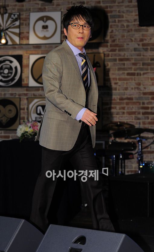 [포토]신승훈 '데뷔 20주년 기자회견 떨려요'