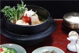 노보텔 앰배서더 독산, 한식당 유라 '칡 대구탕'