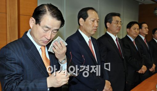 "이제는 정말 떠날 시간"..라응찬 눈물의 고별식