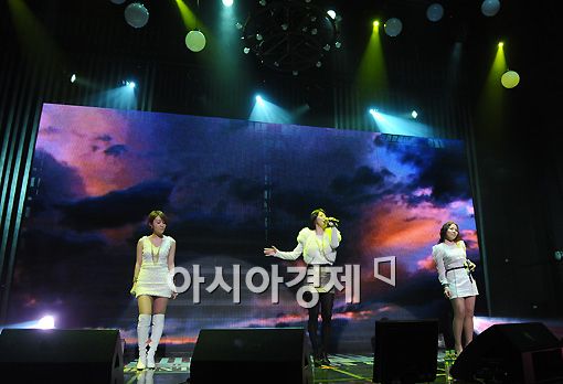 [포토]탐탐·나비·알리 '신승훈 선배님 데뷔 20주년 축하해요'