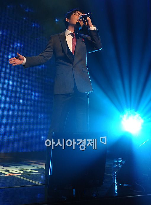 [포토]'발라드 황제' 신승훈, 미소속에 비친 그대 열창~
