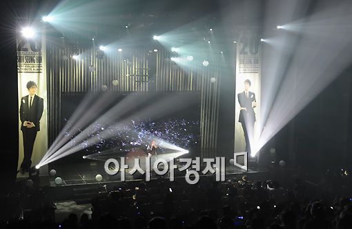 [포토]신승훈, 데뷔 20주년 쇼케이스 열려