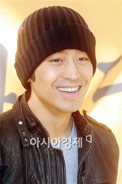 [PHOTO] Shinhwa Eric smiles after military discharge