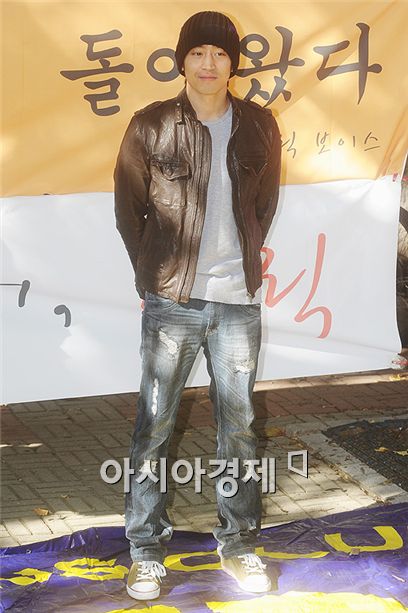 [PHOTO] Shinhwa Eric smiles after military discharge