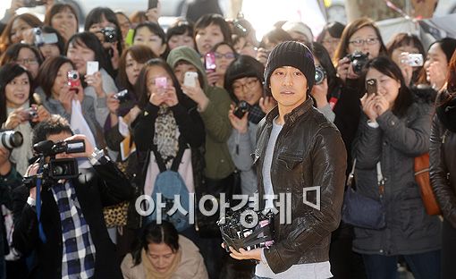 [PHOTO] Shinhwa Eric readies to talk to fans