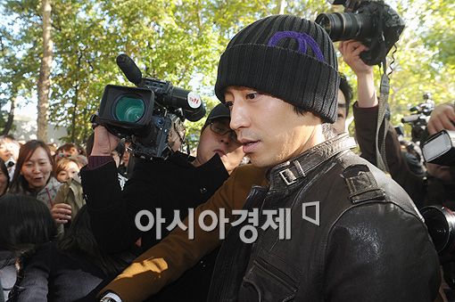 [PHOTO] Shinhwa Eric readies to talk to fans